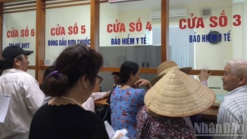 The Ministry of Health said that regulating medical examination and treatment at different levels helps reduce overload at higher levels. (Photo: DO THOA)