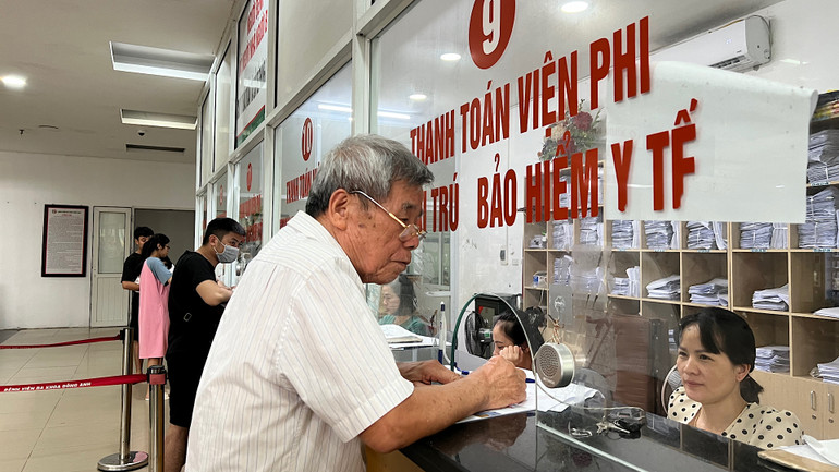 nguoi-dan-lam-thu-tuc-kham-chua-benh-bao-hiem-y-te-tai-benh-vien-da-khoa-dong-anh-ha-noi-4969.jpg