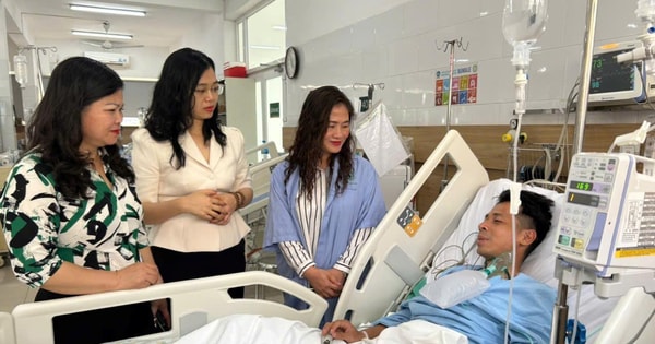 Lãnh đạo phường Tương Mai thăm hỏi chiến sĩ bị thương khi chữa cháy ở kho xưởng