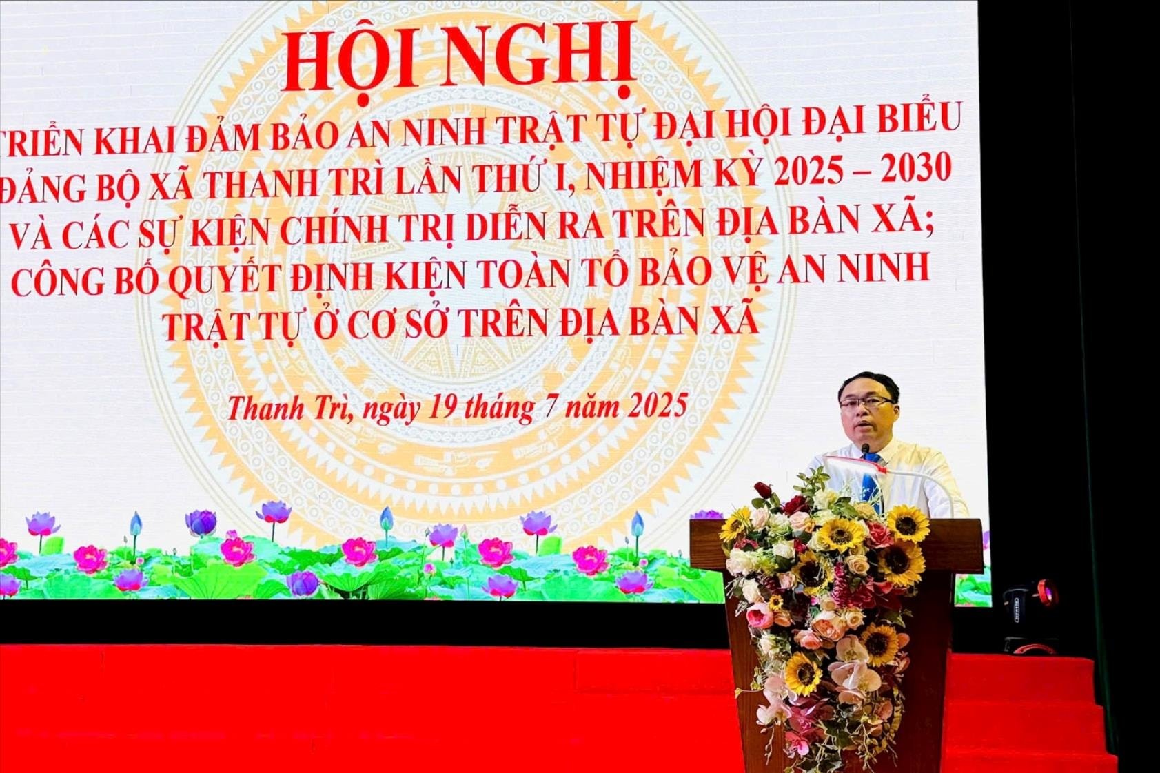 Chủ tịch UBND xã Thanh Trì Lã Văn Huy phát biểu tại hội nghị. Ảnh: Thanh Hồng.