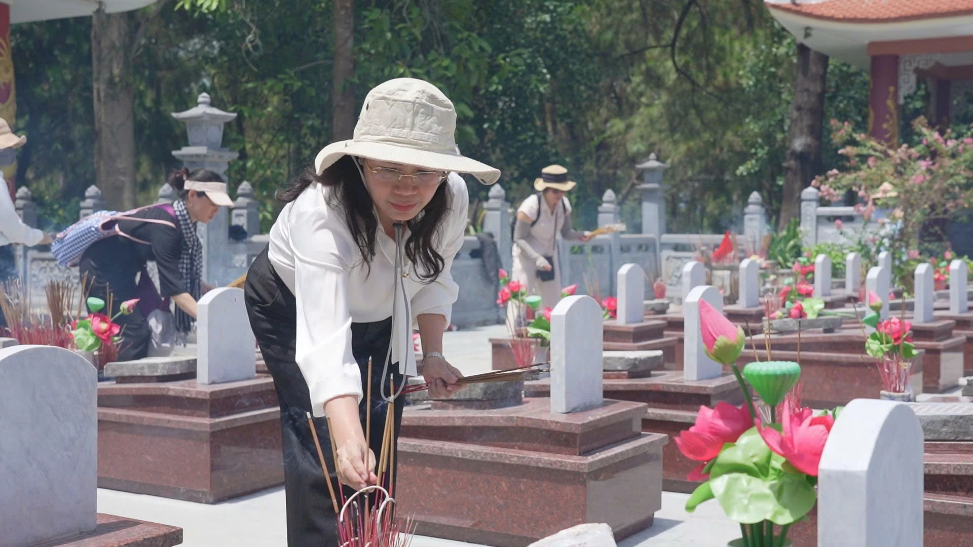Đoàn đại biểu phường Đồng Hới dâng hương viếng các anh hùng liệt sĩ