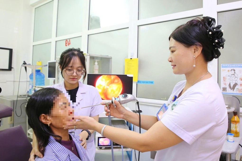 Bác sĩ gắp 7 con dòi từ mũi người phụ nữ 60 tuổi - 1