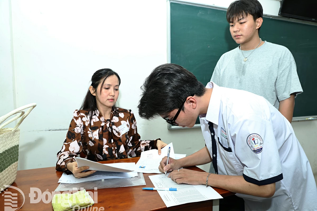Thí sinh Đồng Nai tham dự Kỳ thi tốt nghiệp trung học phổ thông năm 2025 ký xác nhận thông tin dự thi. Ảnh: Công Nghĩa

