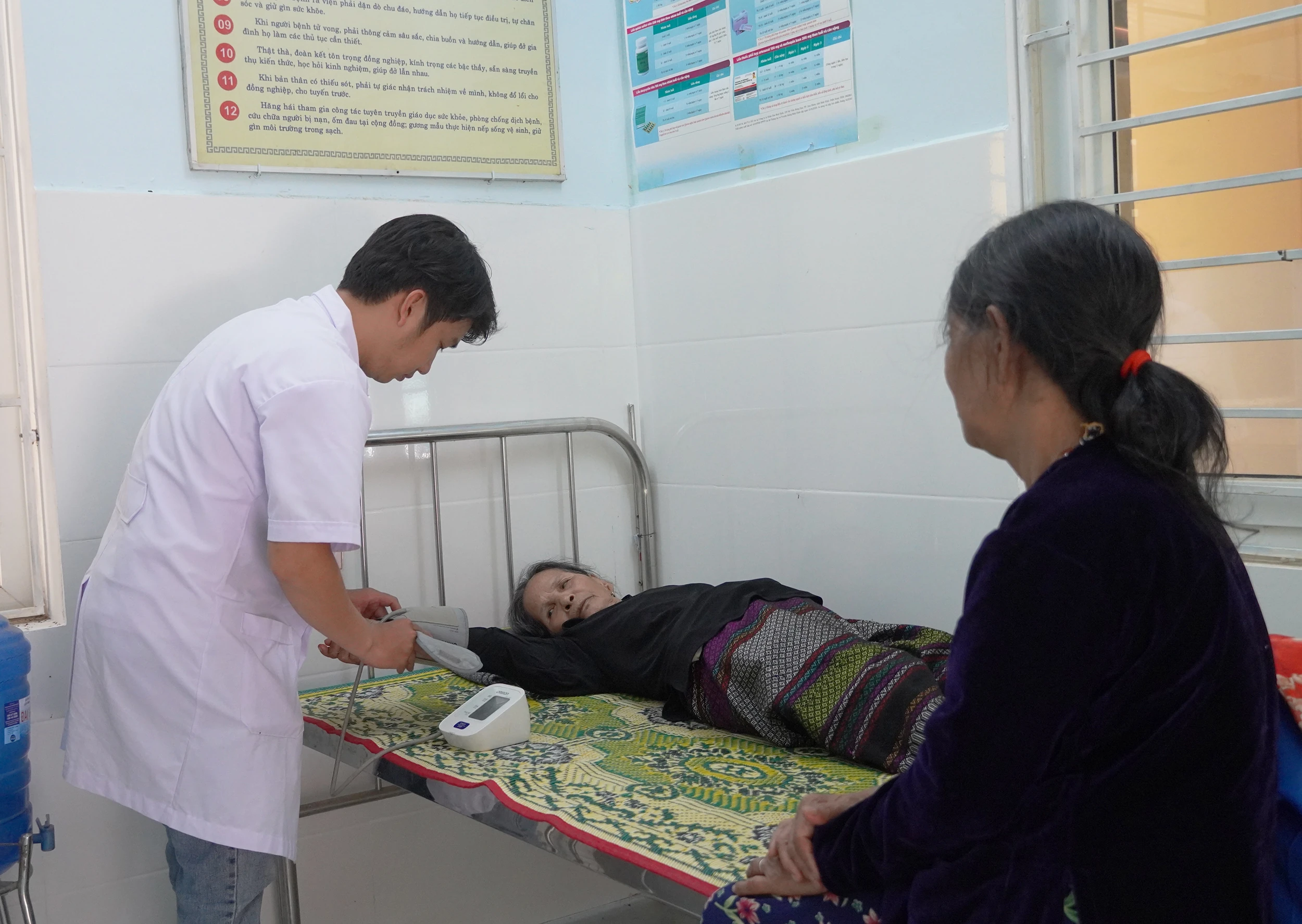 Nghiêm cấm việc gây khó khăn trong tiếp nhận và xử lý các thủ tục khám, chữa bệnh