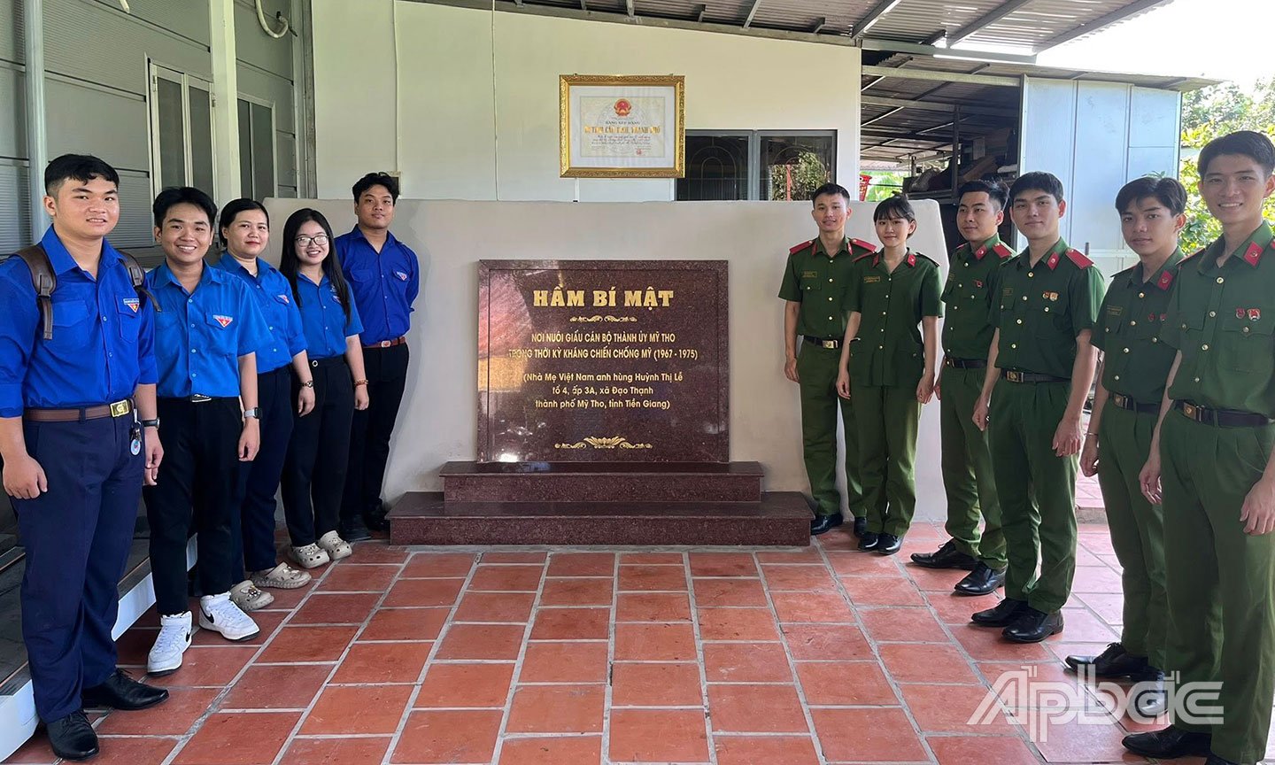 Đoàn Thanh niên phường Đạo Thạnh phối hợp Công an, Hội Cựu chiến binh phường và sinh viên tình nguyện của Trường Đại học Cảnh sát nhân dân tổ chức tham quan các địa chỉ đỏ trên địa bàn phường.