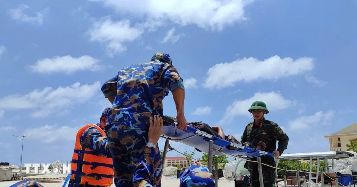 Hỗ trợ y tế khẩn cấp cho ngư dân bị tai nạn trong đêm trên vùng biển Tây Nam