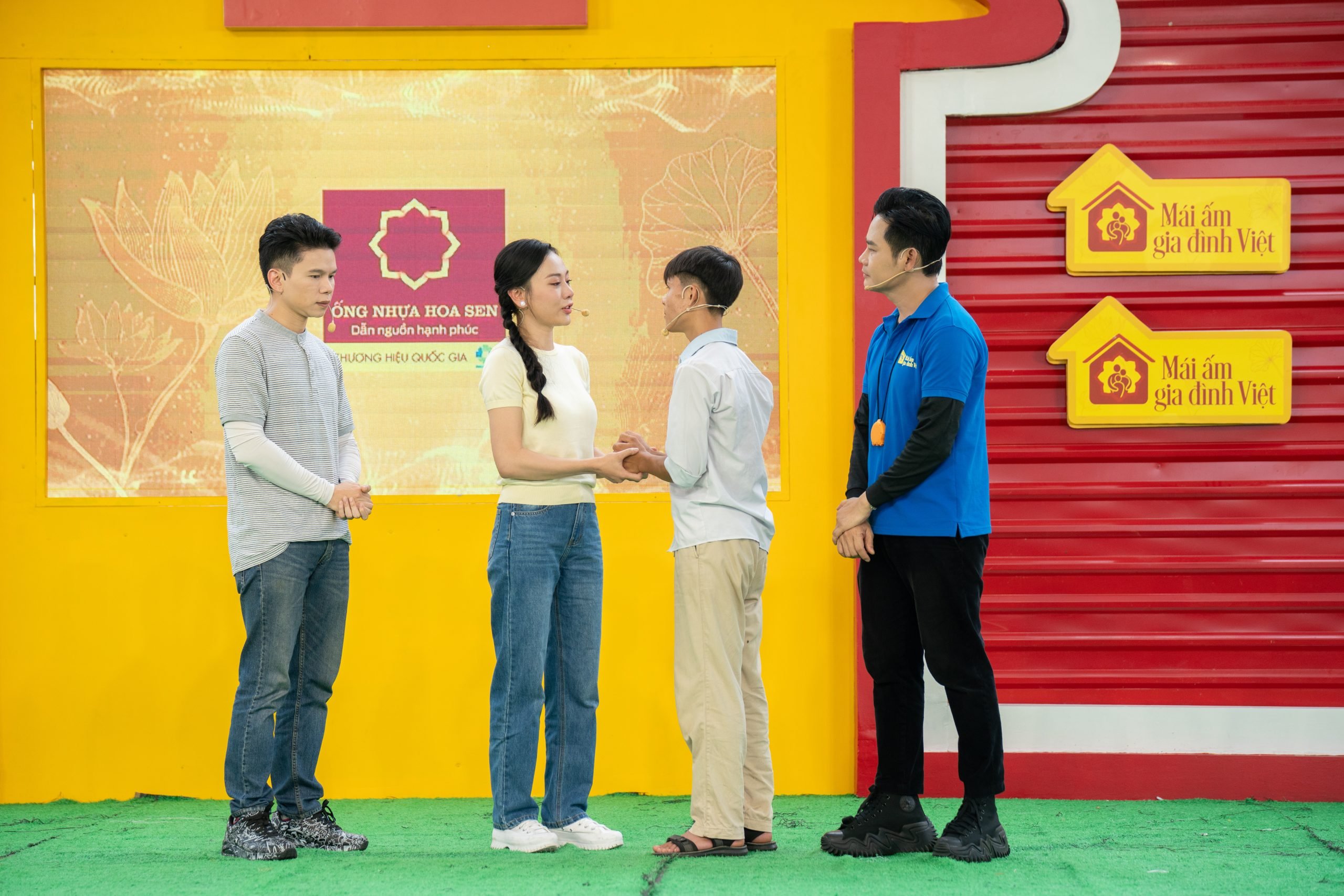 Choking up at Hung's special circumstances, actress Phuong Oanh could not hold back her emotions when listening to the story of Hung's journey to adulthood, full of loss but full of determination.
