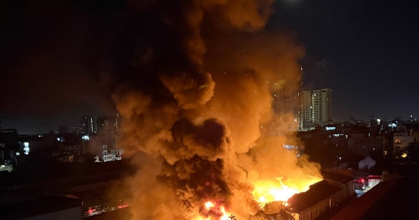 Hà Nội: Cháy dữ dội tại công ty rau quả lúc nửa đêm sau tiếng nổ lớn
