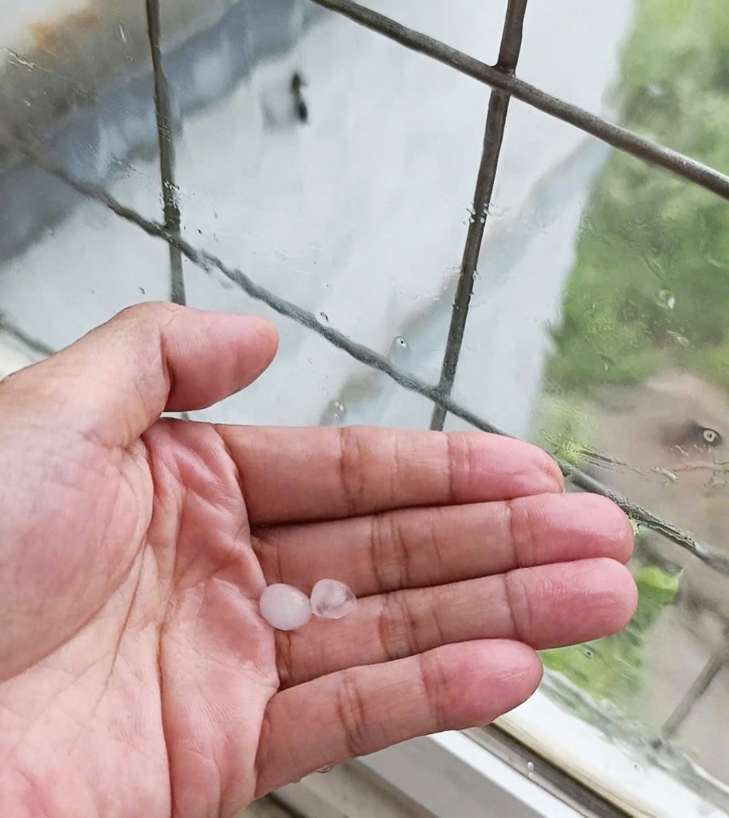 Tại một số khu vực ở Bãi Cháy còn xuất hiện những hạt đá kích thước khoảng 0,5cm.