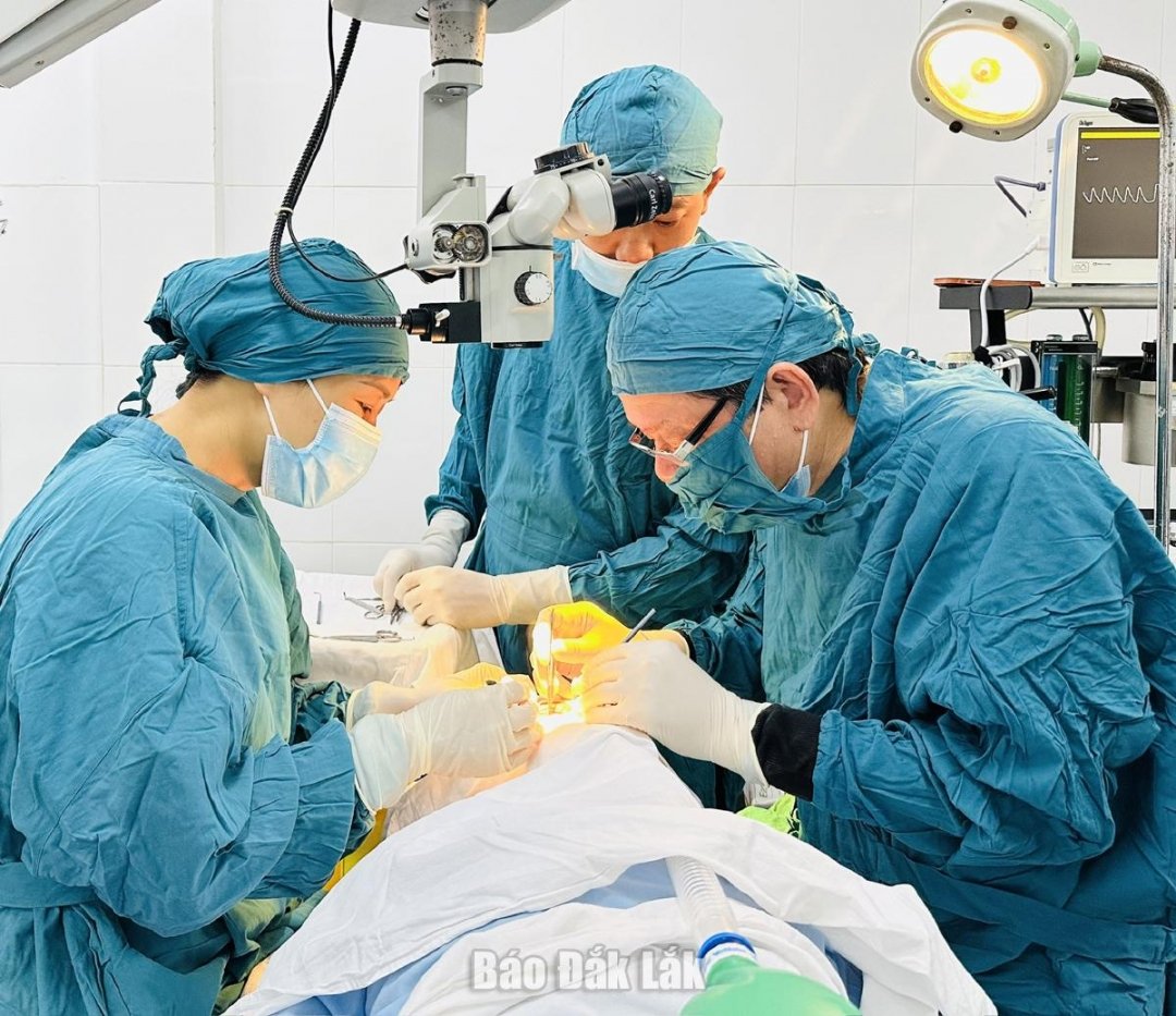 PGS.TS.BS Hà Huy Tài (bên phải) và ThS.BS Nguyễn Thị Băng Sâm (bên trái) thực hiện một ca phẫu thuật trong chương trình “Vì ánh mắt trẻ thơ”