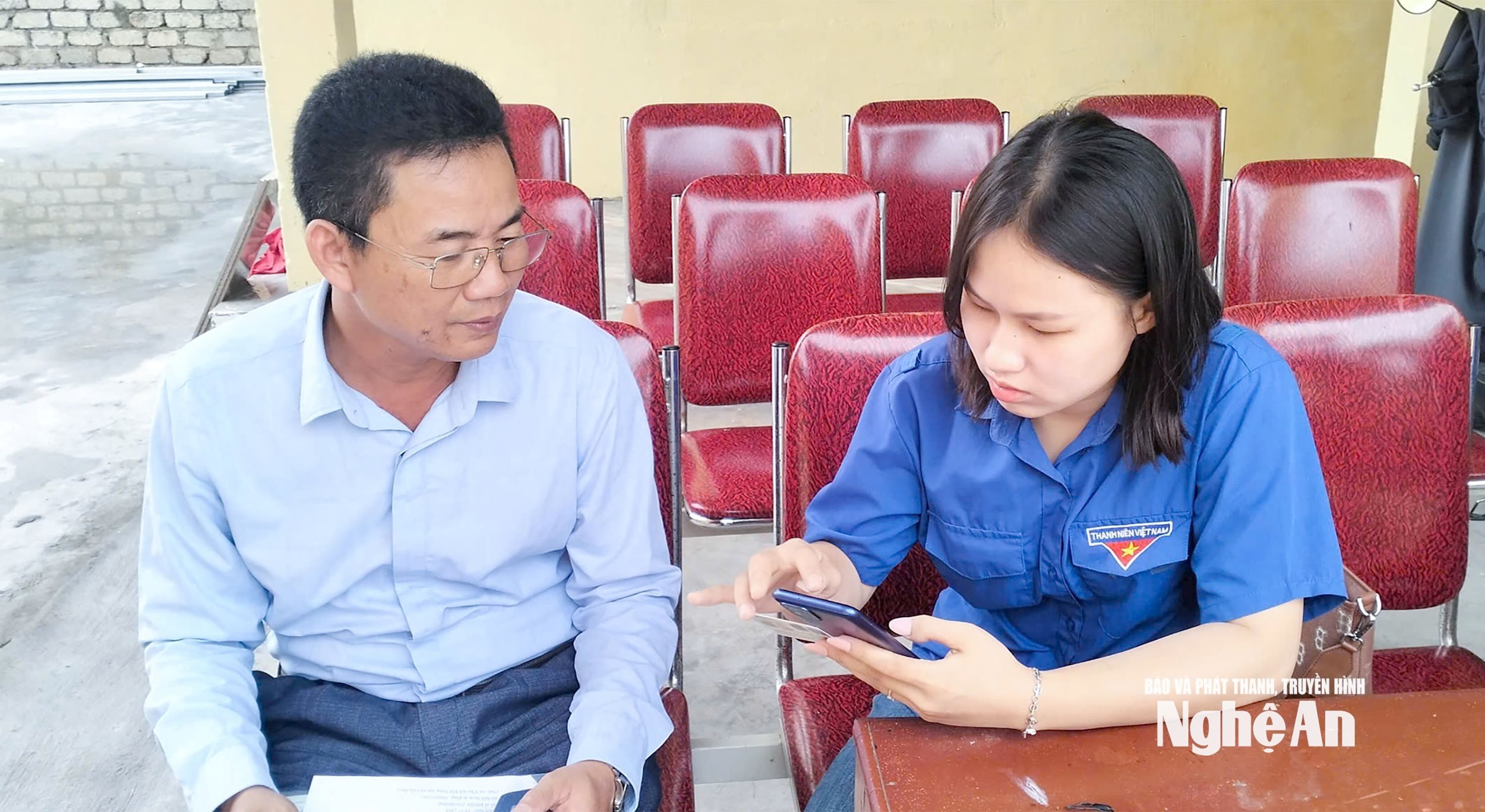 สมาชิกสหภาพเยาวชนสนับสนุนให้ผู้คนทำการสมัครออนไลน์
