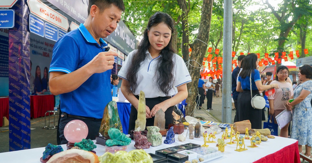 Mang đá quý đến Ngày hội lựa chọn nguyện vọng xét tuyển