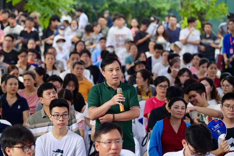 Phụ huynh đặt câu hỏi về tuyển sinh đến các chuyên gia.
