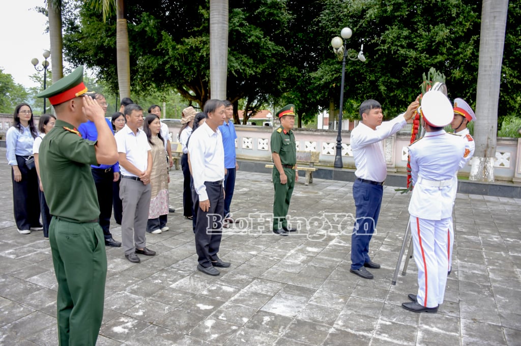 Các đại biểu dâng hương, dâng hoa tưởng niệm các anh hùng liệt sĩ tại Nghĩa trang liệt sĩ Tông Khao.