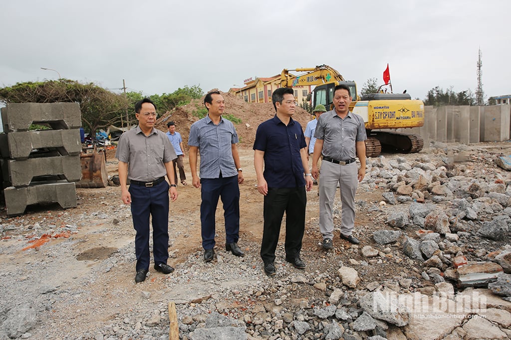 Lãnh đạo UBND tỉnh, Sở Nông nghiệp và Môi trường kiểm tra, đôn đốc đơn vị thi công xây dựng tuyến đê, kè biển Cồn Tròn, Hải Thịnh.