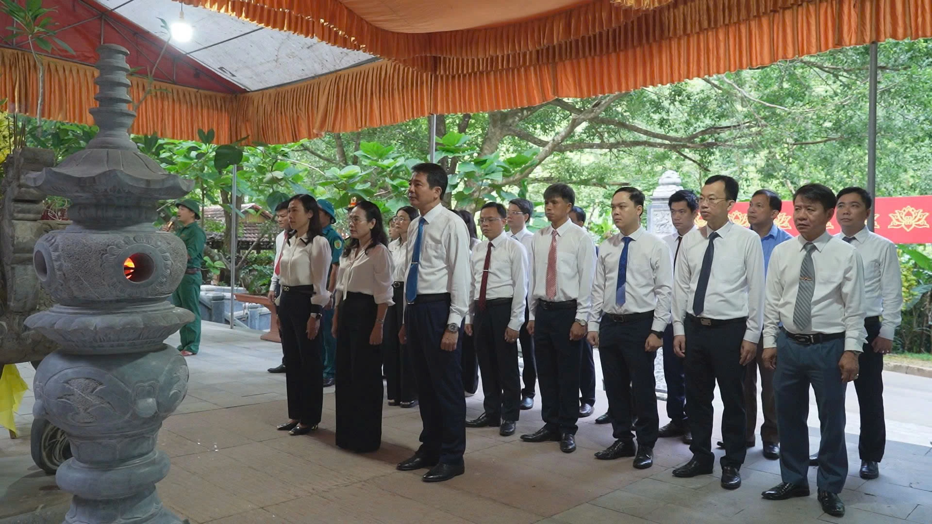 Đoàn đại biểu phường Đồng Hới dâng hương viếng các anh hùng liệt sĩ