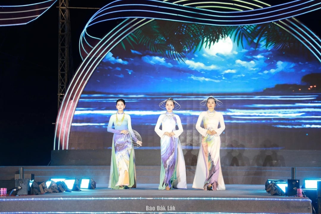 Showcasing the Ao Dai collection by designer Nguyen Viet Hung. Photo: Trieu Xuan