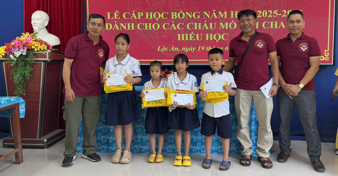 Đồng loạt ra quân vệ sinh môi trường, tặng quà cho học sinh nghèo
