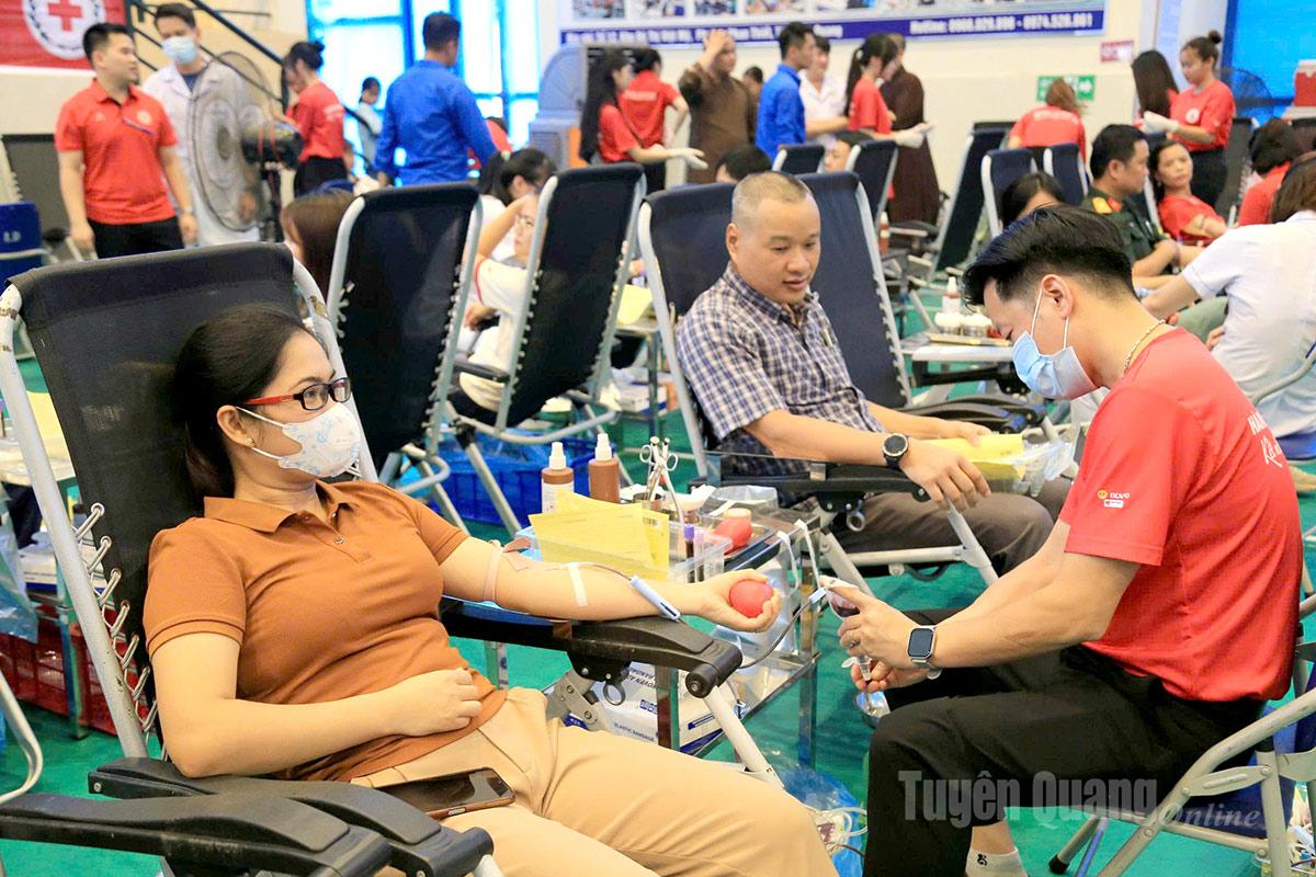 En el Festival participan en la donación de sangre trabajadores, funcionarios públicos, fuerzas armadas y ciudadanos.