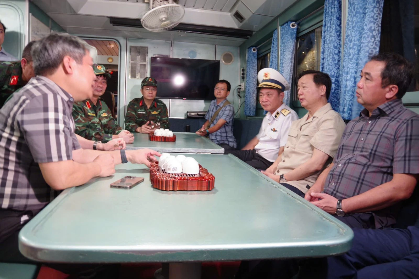 Phó Thủ tướng Trần Hồng Hà trực tiếp chỉ đạo cứu hộ cứu nạn vụ chìm tàu trên vịnh Hạ Long
