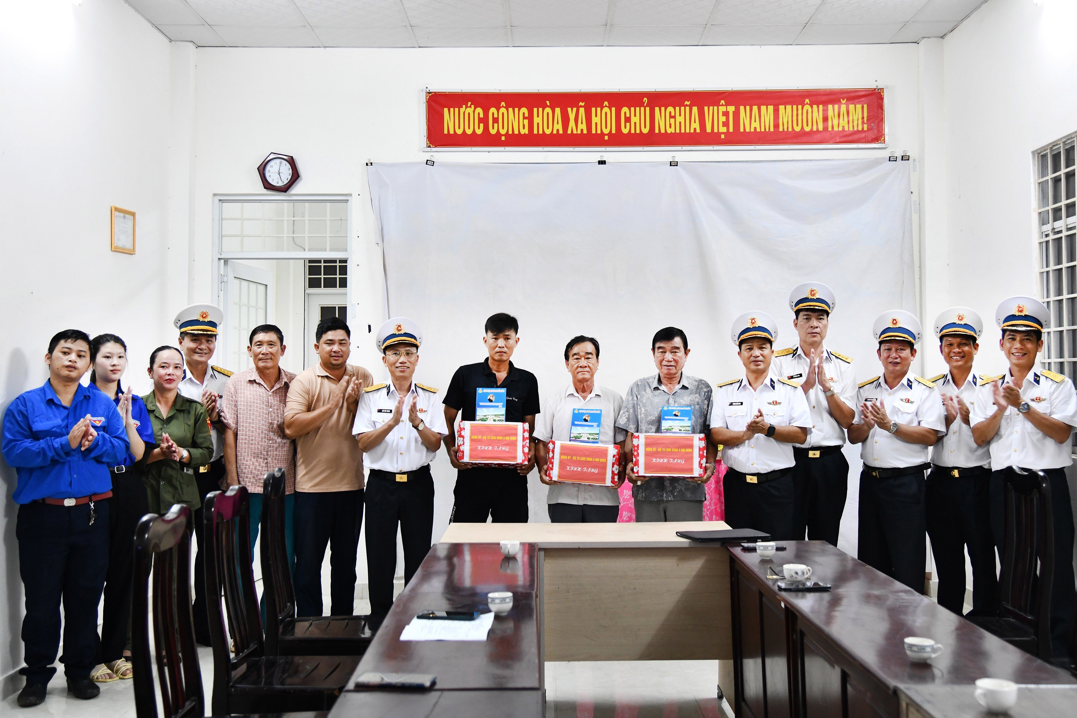 Bộ đội Vùng 5 giúp dân Suối Mây sửa đường, gia cố nhà cửa giữa mùa mưa