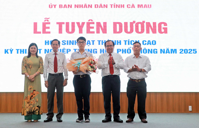 Cà Mau: Vinh danh 32 học sinh xuất sắc kỳ thi tốt nghiệp THPT 2025  - Ảnh 3.