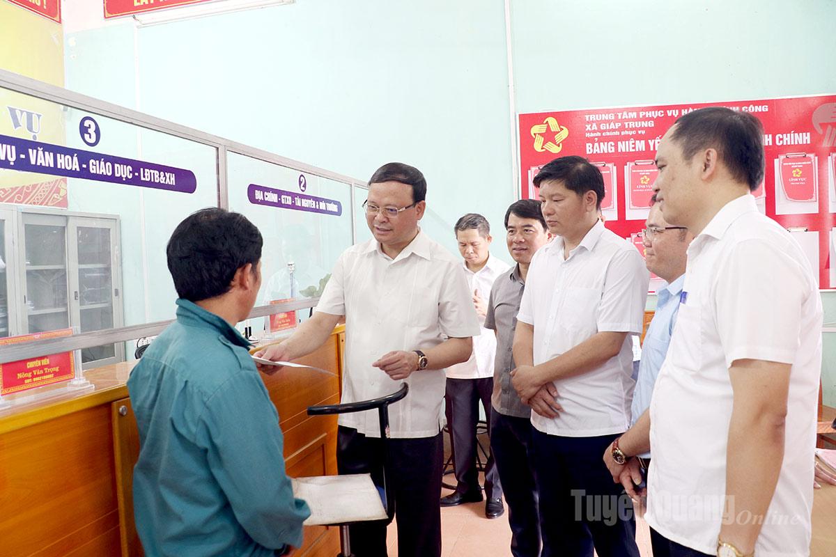 สหายเหงียน มานห์ ตวน สมาชิกคณะกรรมการประจำพรรคจังหวัด รองประธานคณะกรรมการประชาชนจังหวัด ตรวจสอบศูนย์บริการบริหารราชการแผ่นดิน ต.จาบจุ่ง