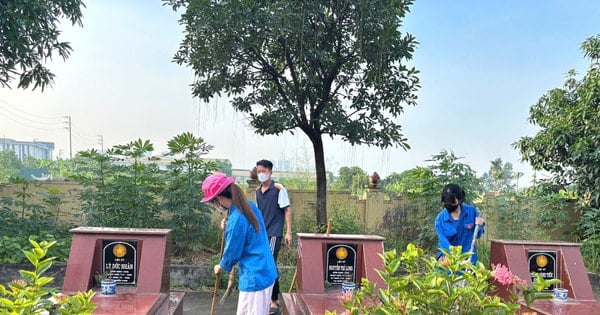 La commune de Son Dong procède à un assainissement environnemental général dans les cimetières des martyrs