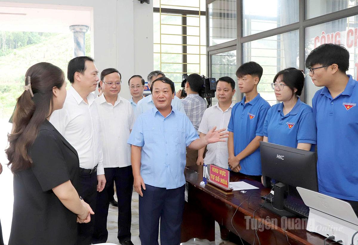 Đồng chí Bí thư Tỉnh ủy Hầu A Lềnh 
thăm hỏi, động viên các đoàn viên 
hỗ trợ người dân thực hiện 
giải quyết thủ tục hành chính trên 
môi trường số tại xã Chiêm Hóa. Ảnh: Văn Nghị