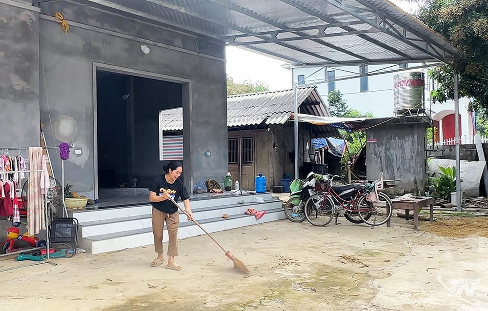 Chị Đàm Thị Hương trong căn nhà mới được xây dựng xong.