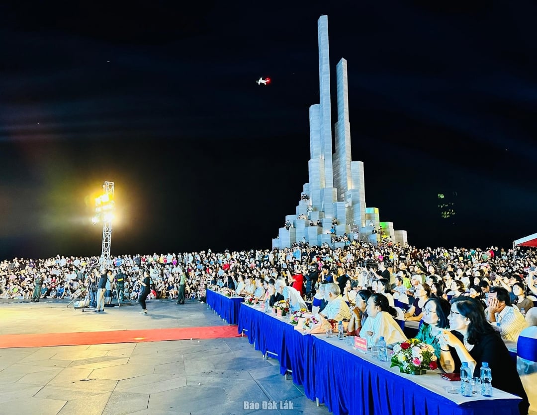 Thousands of people and tourists came to Nghinh Phong Square to enjoy and cheer on the special art performances. Photo: Yen Lan