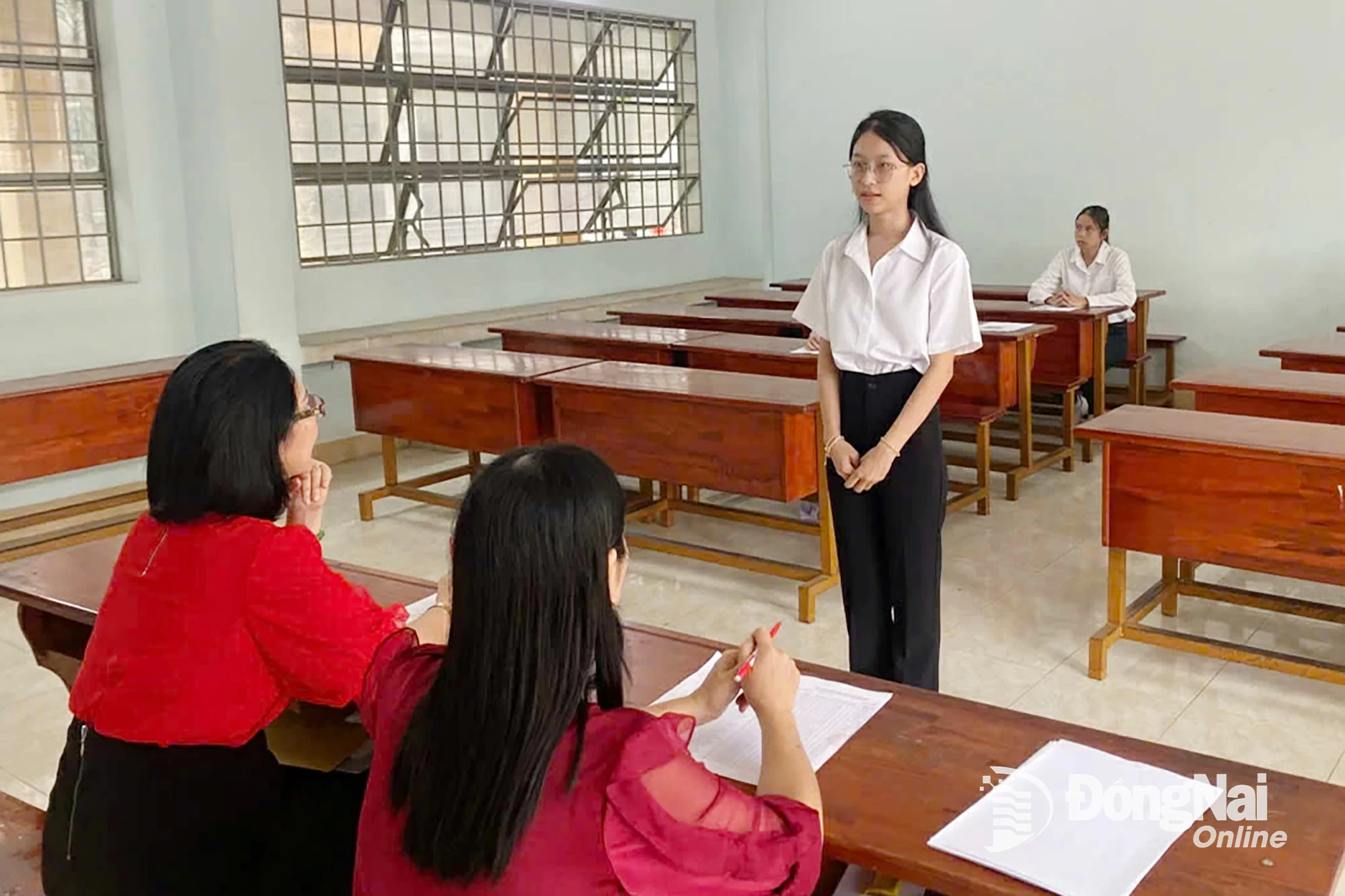 Kandidaten absolvieren den Storytelling-Test für die Aufnahmeprüfung für Vorschulpädagogik 2025 der Dong Nai Universität. Foto: Hai Yen