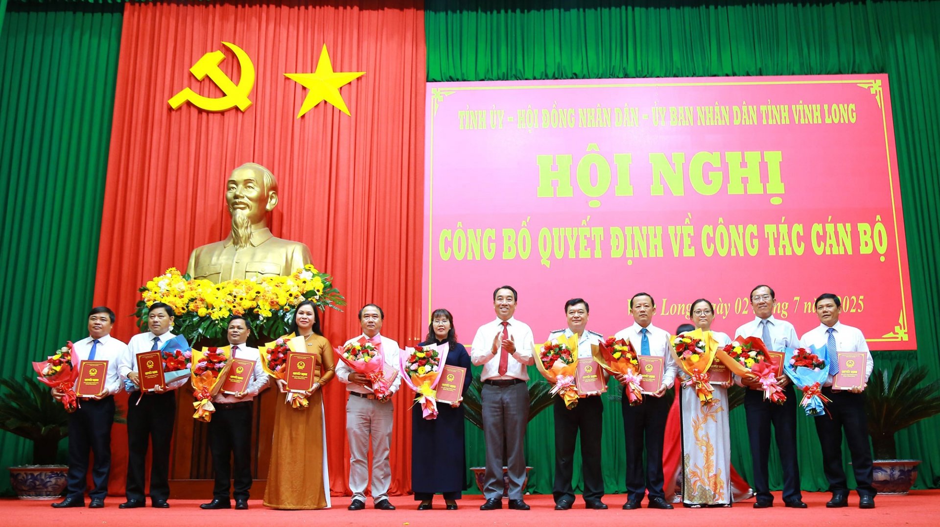 Ông Lữ Quang Ngời- Phó Bí thư Tỉnh ủy, Chủ tịch UBND trao quyết định tiếp nhận, bổ nhiệm Giám đốc, Phó Giám đốc Sở Dân tộc- Tôn giáo, Chánh Thanh tra, Phó chánh Thanh tra tỉnh.

