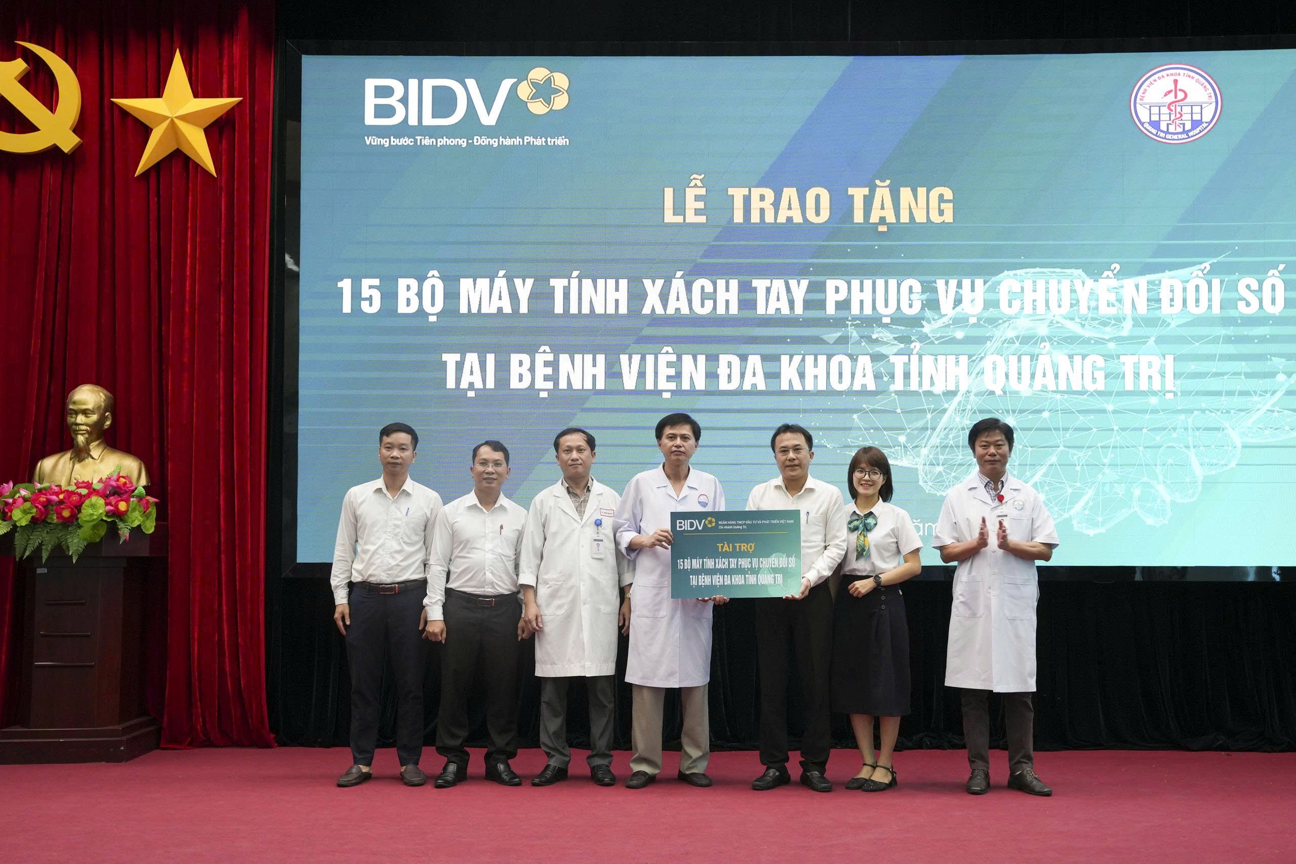 Don de 15 ordinateurs portables à l'hôpital général de Quang Tri