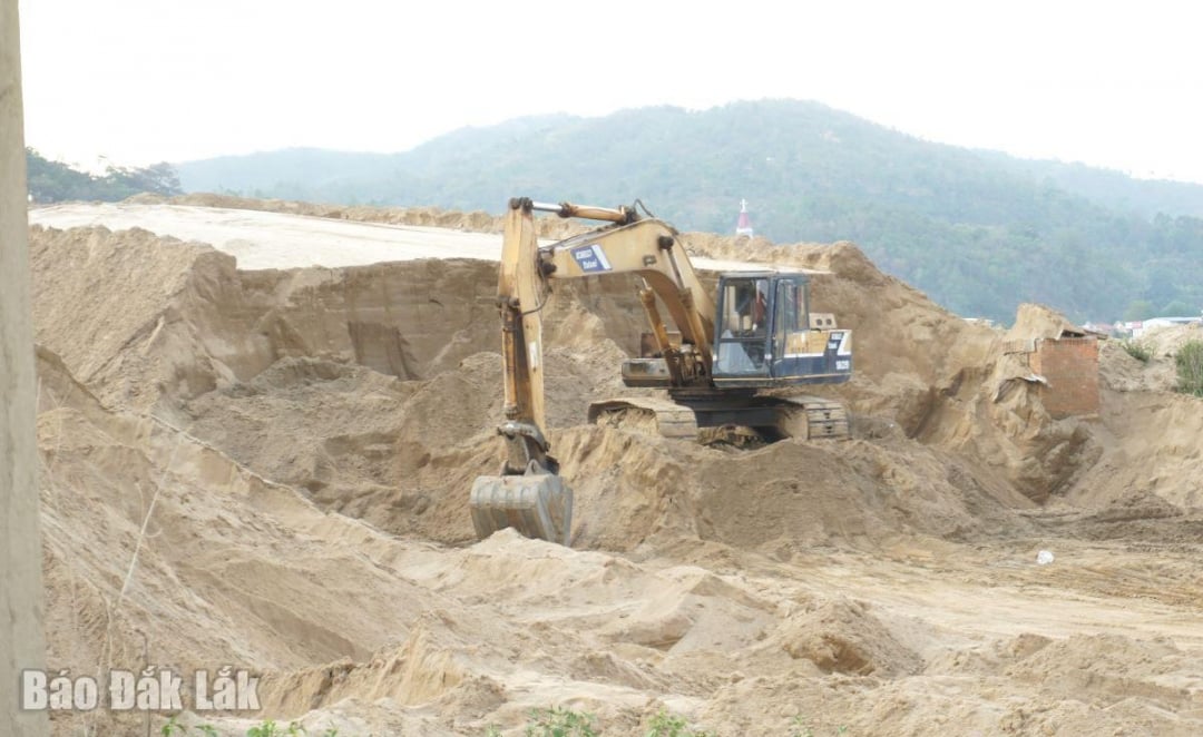 Một mỏ khai thác cát trên địa bàn xã Hòa Sơn.