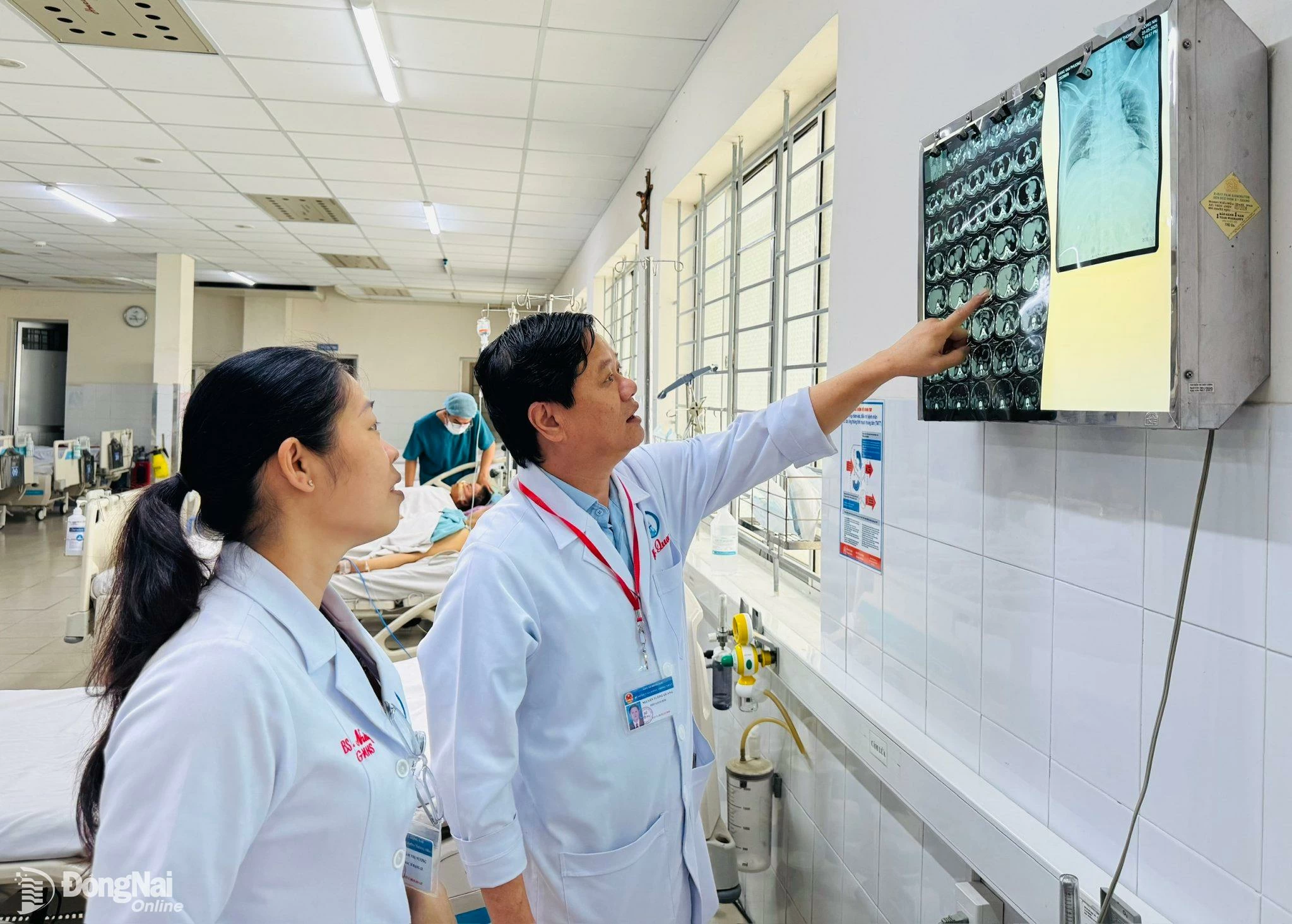Specialist II Doctor Nguyen Tuong Quang, Deputy Director in charge of Thong Nhat General Hospital, and colleagues look at the patient's wound on the X-ray. Photo: Hanh Dung