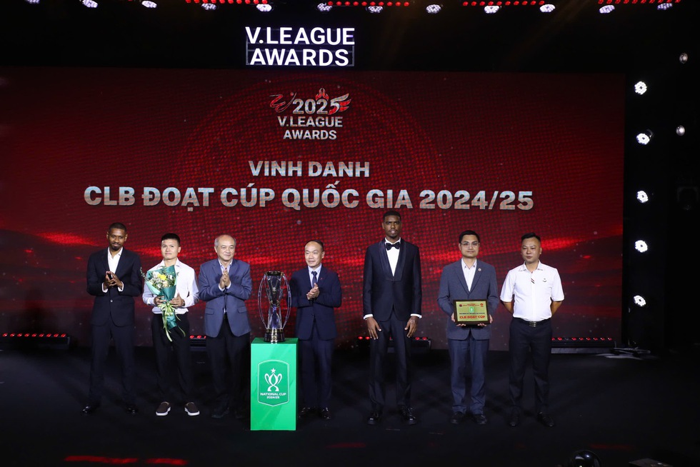 Bộ trưởng Lương Tam Quang thưởng đội CAHN 1 tỉ đồng, thầy trò HLV Polking vươn ra châu Á
- Ảnh 1.