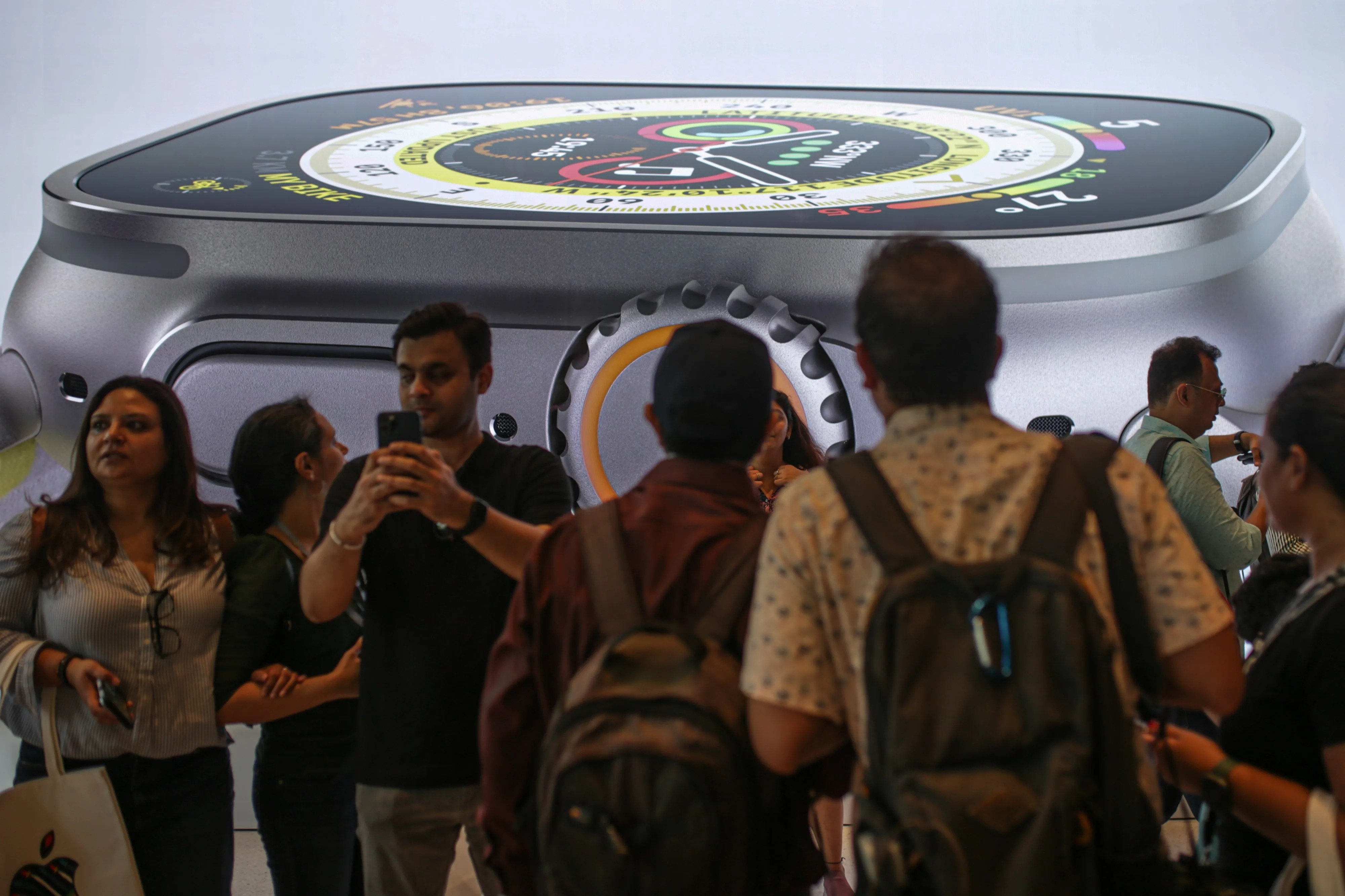nhan thong minh Samsung,  Apple Watch Ultra 2,  AirPods Pro 2,  nhan thong minh Apple anh 1