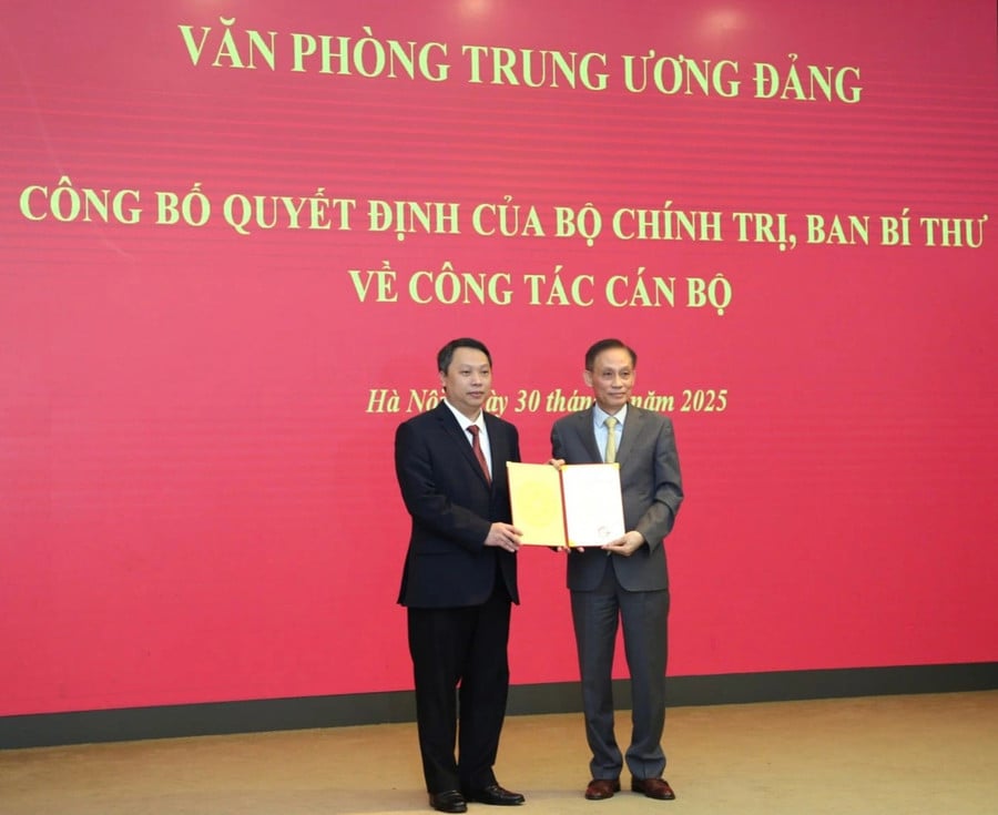 Chủ tịch UBND tỉnh Thái Nguyên Nguyễn Huy Dũng (bên trái) nhận quyết định làm Ủy viên chuyên trách Ban Chỉ đạo Trung ương về phát triển khoa học, công nghệ, đổi mới sáng tạo và chuyển đổi số