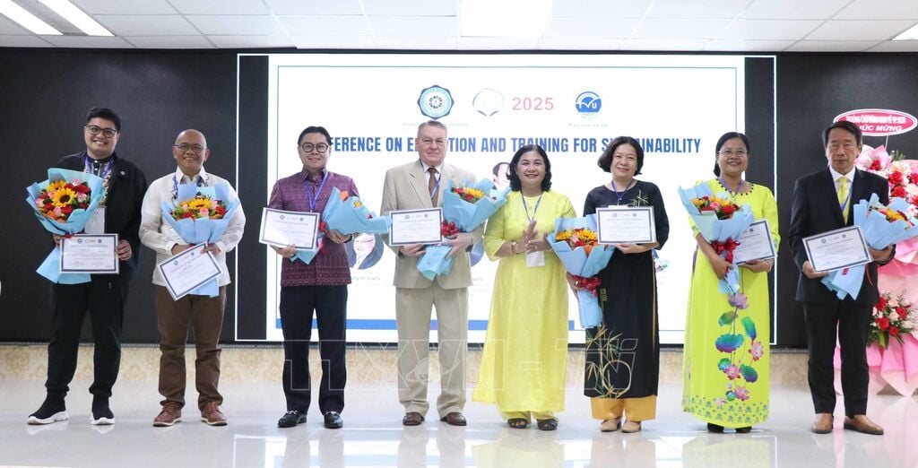 Vinh quang Việt Nam: Người “giữ lửa văn hóa”