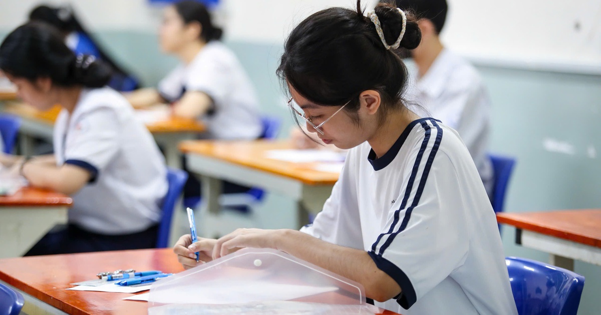Xét tuyển ĐH 2025: Thí sinh lo lắng điểm chuẩn, trường ĐH nói gì ?