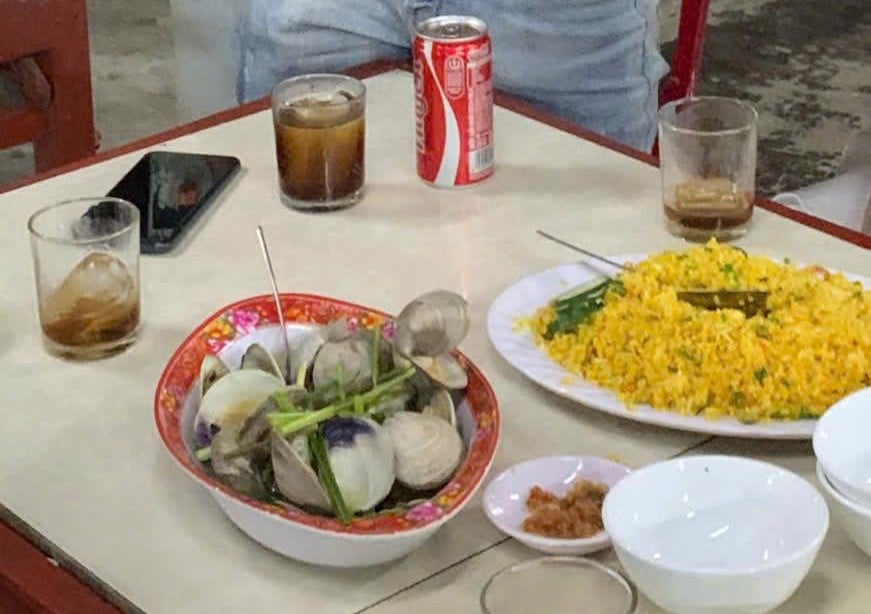 معلومات توضيحية عن قيام أحد رجال الأعمال في كوا فيت ببيع طبق أرز مقلي بالمأكولات البحرية مقابل 200 ألف دونج