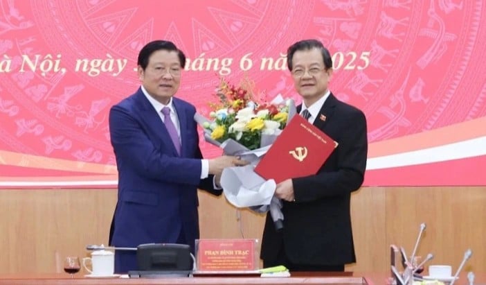 Ông Lê Hồng Quang, Bí thư Tỉnh ủy An Giang (bên phải), được điều động, bổ nhiệm làm Phó trưởng ban Nội chính Trung ương