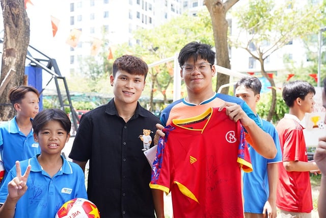 Sau giao hữu với huyền thoại M.U, Tuấn Hải có hoạt động ý nghĩa ở Đà Nẵng- Ảnh 2.