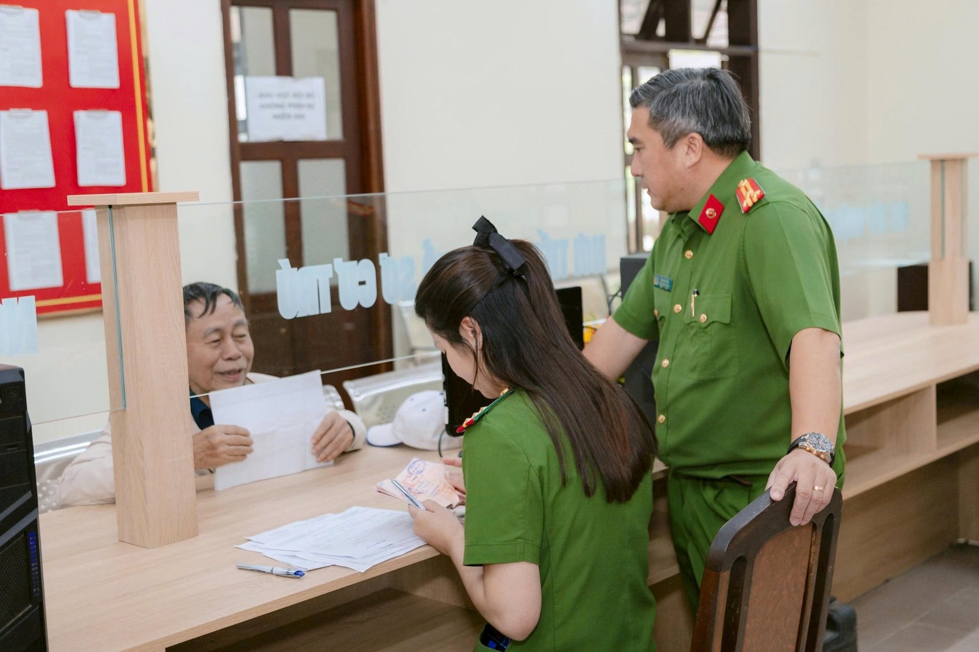 Người dân đến làm TTHC tại Công an phường Xuân Hương - Đà Lạt