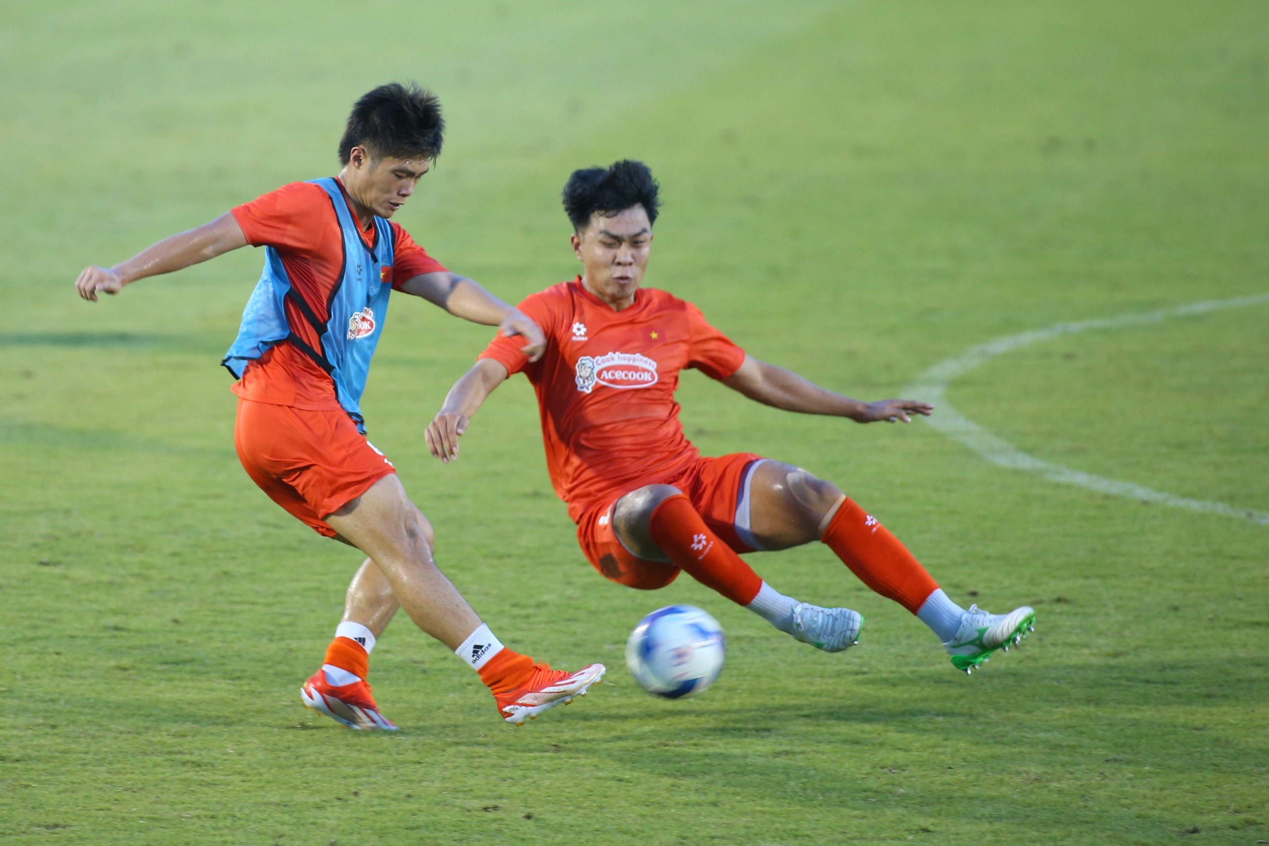 U.23 Việt Nam khí thế hừng hực, HLV Kim Sang-sik đích thân thị phạm! - Ảnh 6.