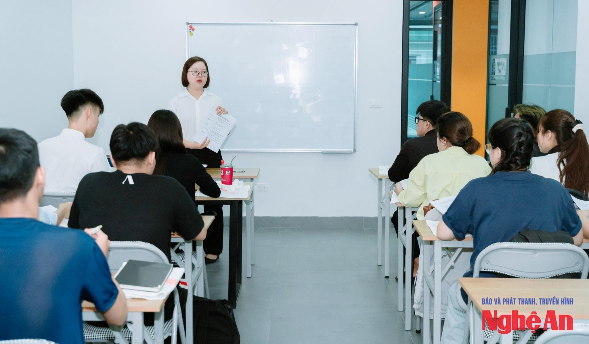 A-Klasse-zur-Ablegung-eines-B1-Deutschtests-für-Studierende-zur-Vorbereitung-auf-ein-Auslandsstudium.jpg
