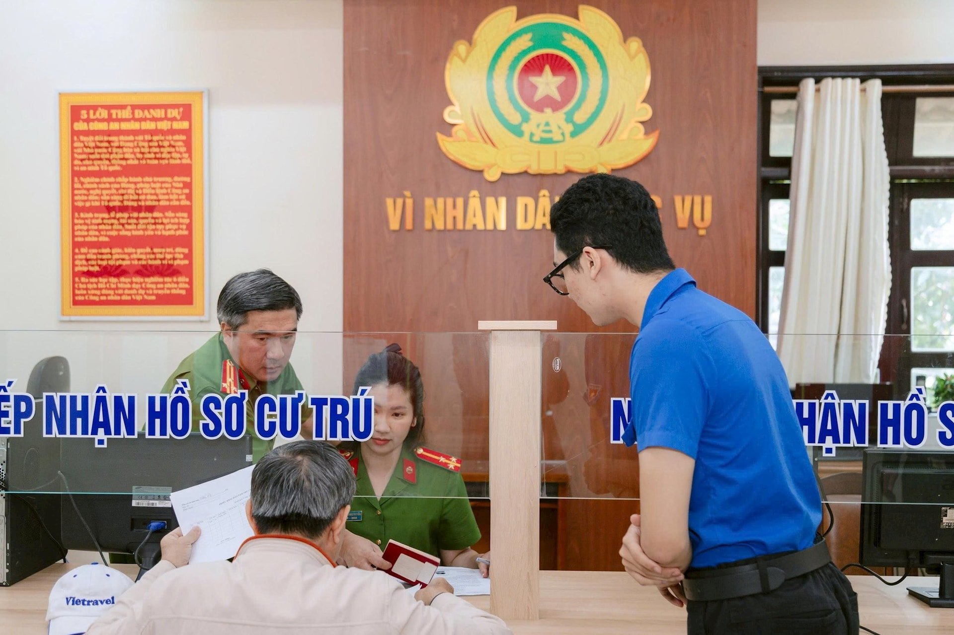 Thượng tá Hồ Hải Dươn, Trưởng Công an phường Xuân Hương - Đà Lạt cùng cán bộ chiến sĩ hướng dẫn người dân giải quyết TTHC