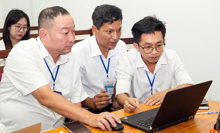 Cán bộ, công chức phường Bến Thành mới (TP.HCM) vận hành thử nghiệm hành chính công - Ảnh: HỮU HẠNH