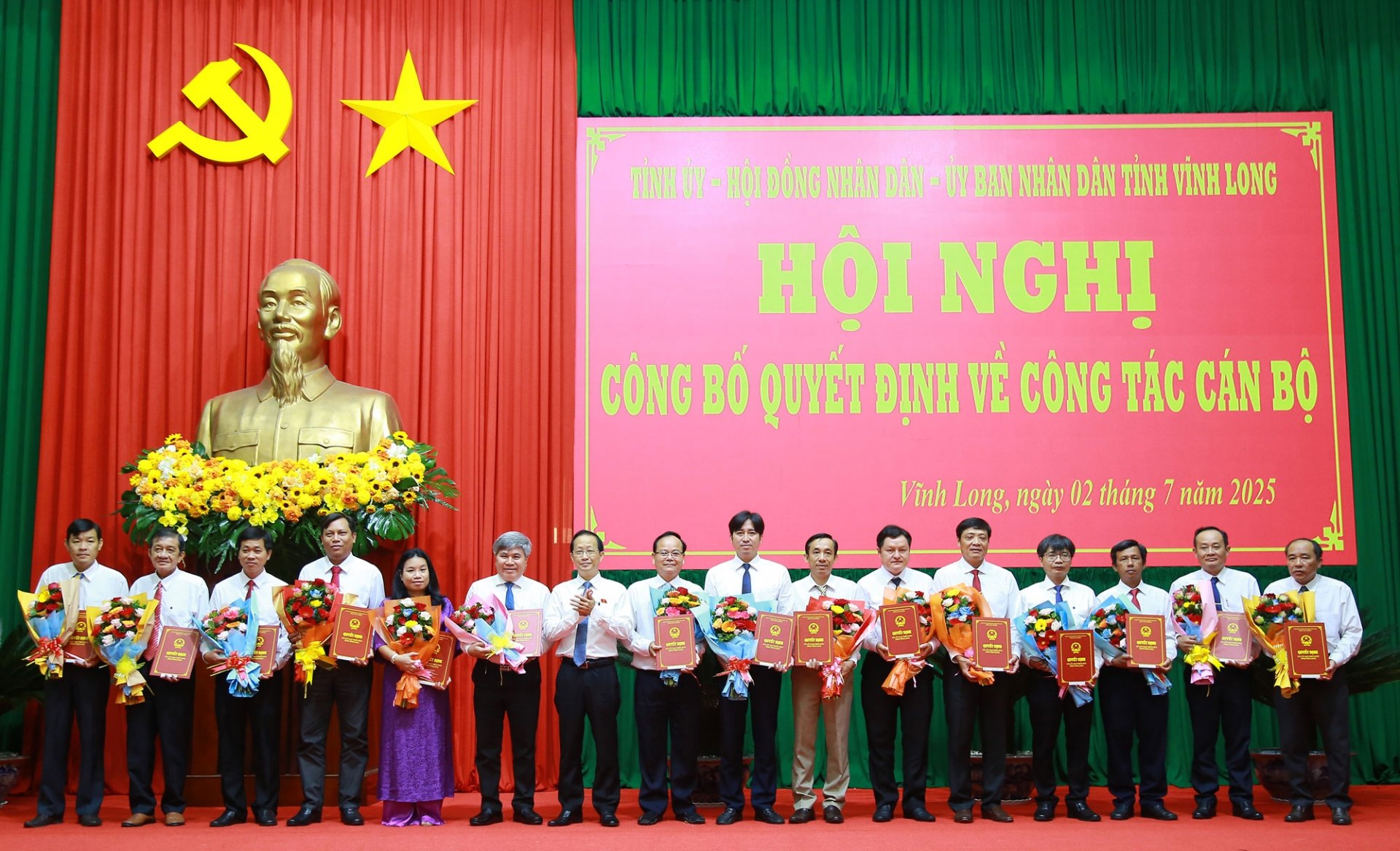 Ông Nguyễn Trúc Sơn- Ủy viên Thường vụ Tỉnh ủy, Phó Chủ tịch UBND tỉnh trao quyết định tiếp nhận, bổ nhiệm Giám đốc, Phó Giám đốc Sở Xây dựng. 